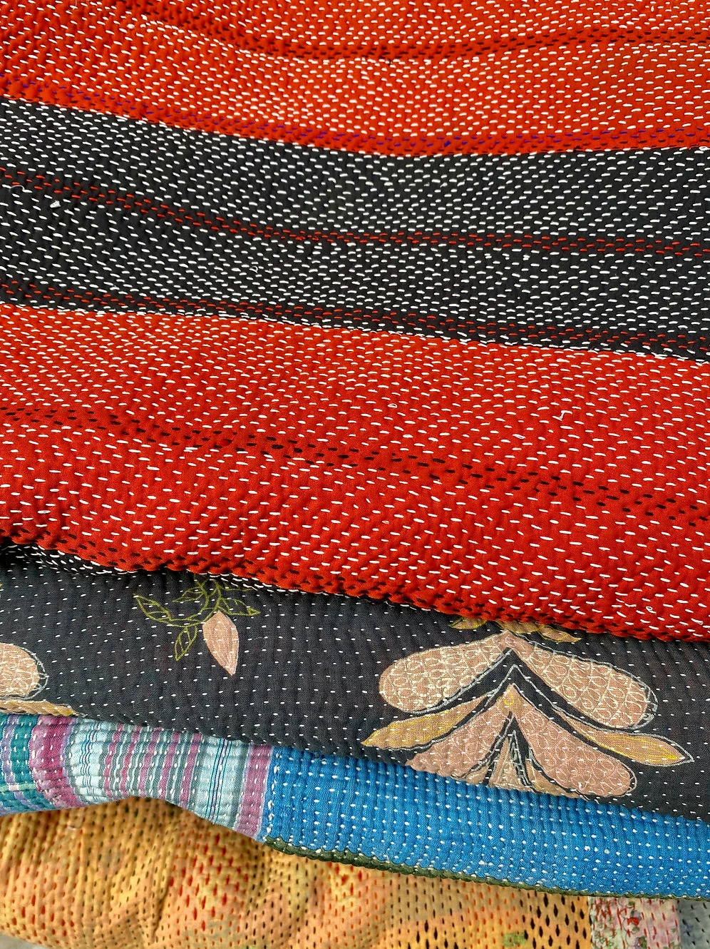 Kantha Indien Vintage Quilté Du Rajasthan - Noir Et Rouge – Image 4