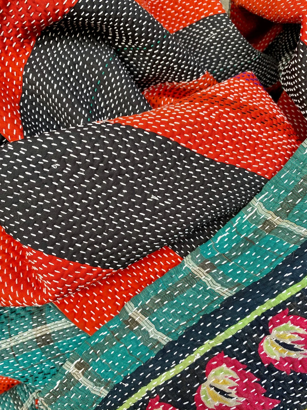 Kantha Indien Vintage Quilté Du Rajasthan - Noir Et Rouge – Image 3