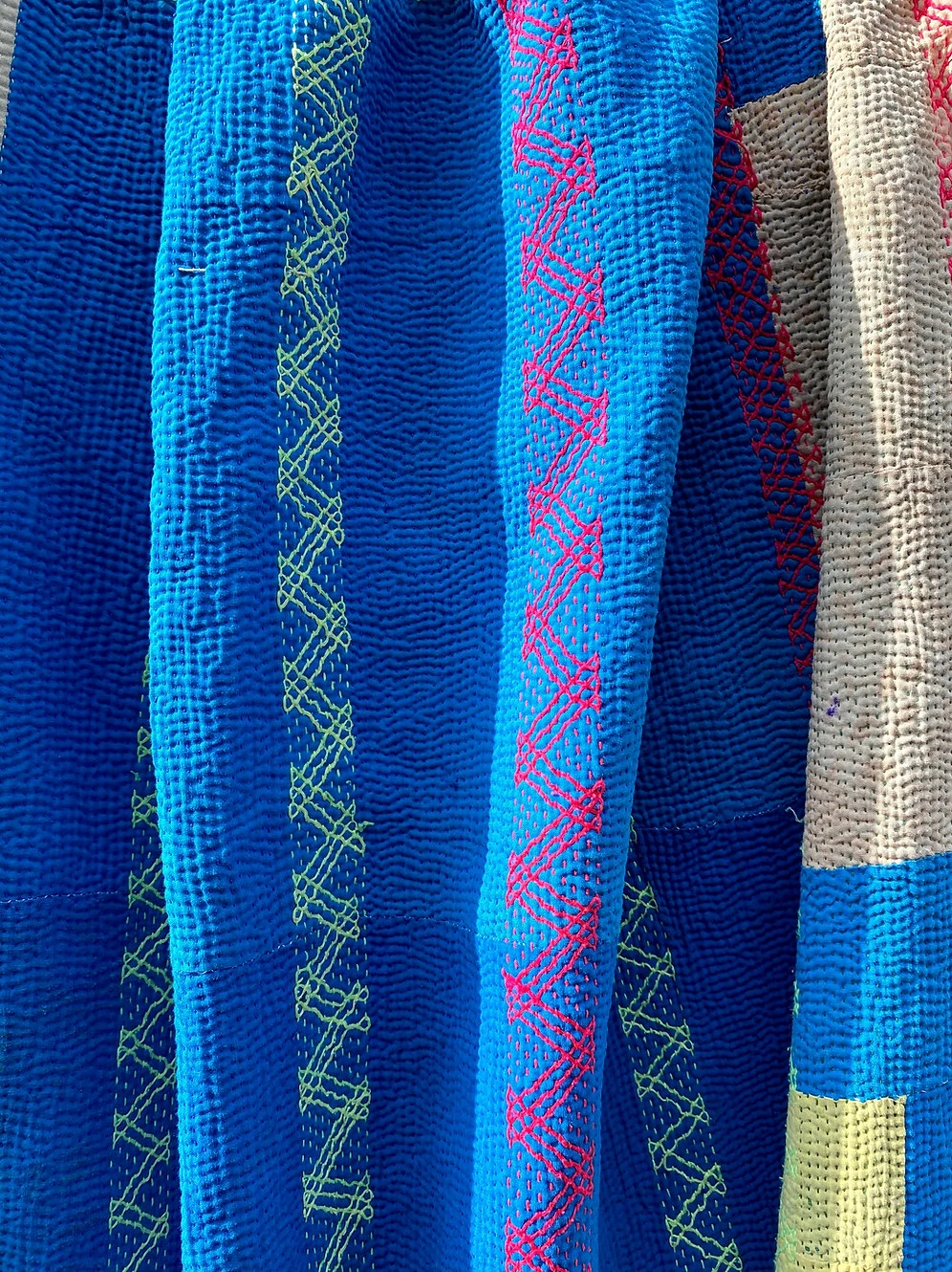 Kantha Indien Vintage Quilté Du Rajasthan - Bleu Et Blanc – Image 2